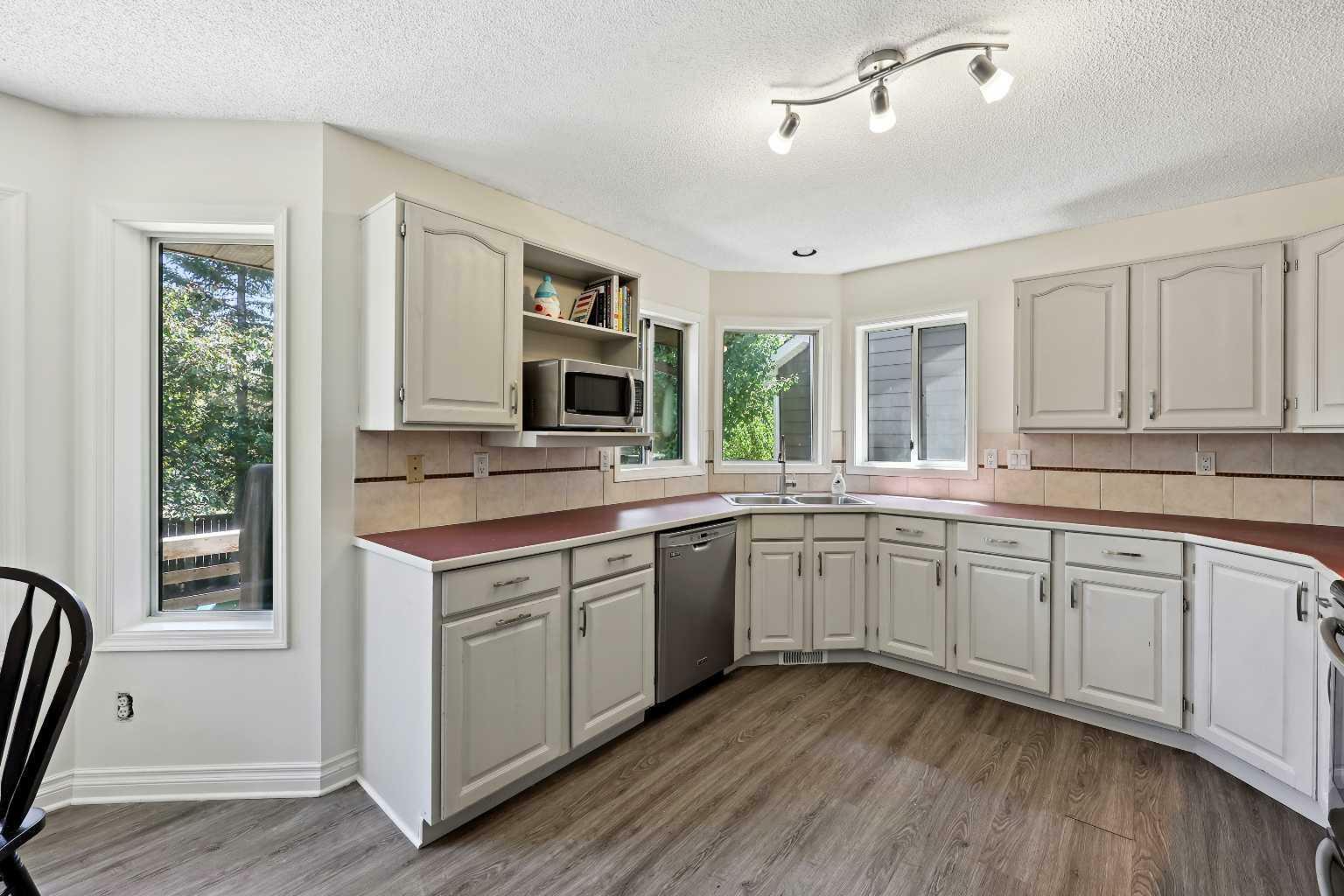 Property Photo: 216 Scenic Hill Close NW AB T3L 1P3