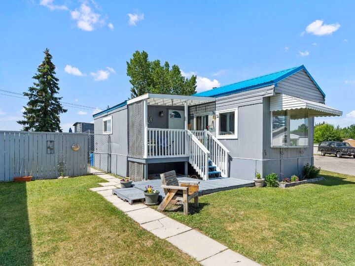 Property Photo: 25 Homestead Way SE AB T1V 1J7