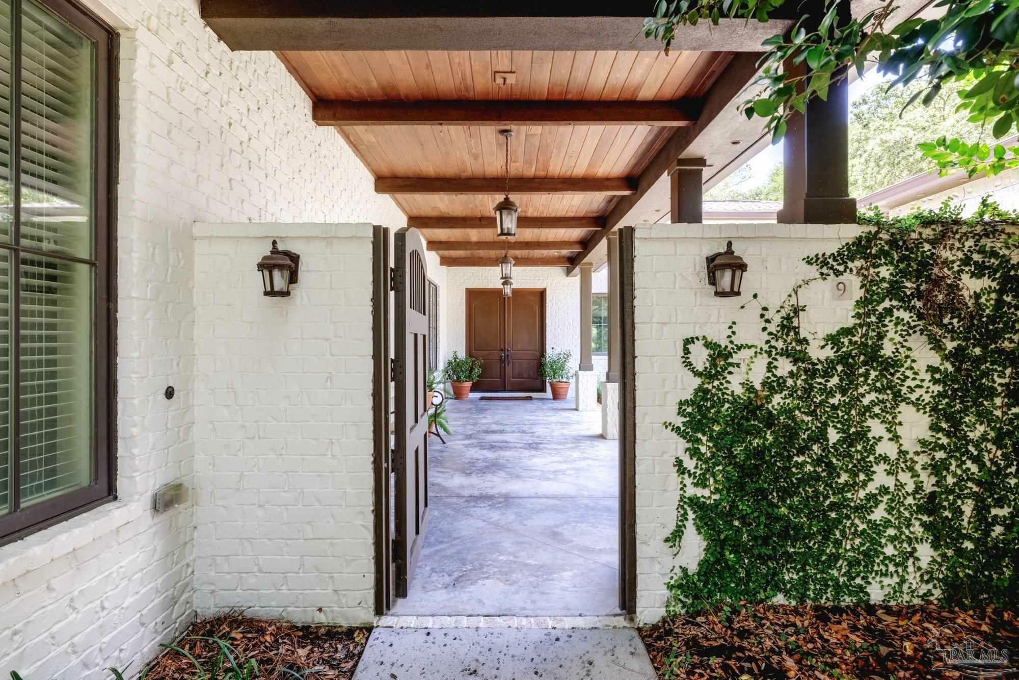 Property Photo:  9 N Sunset Blvd  FL 32561 