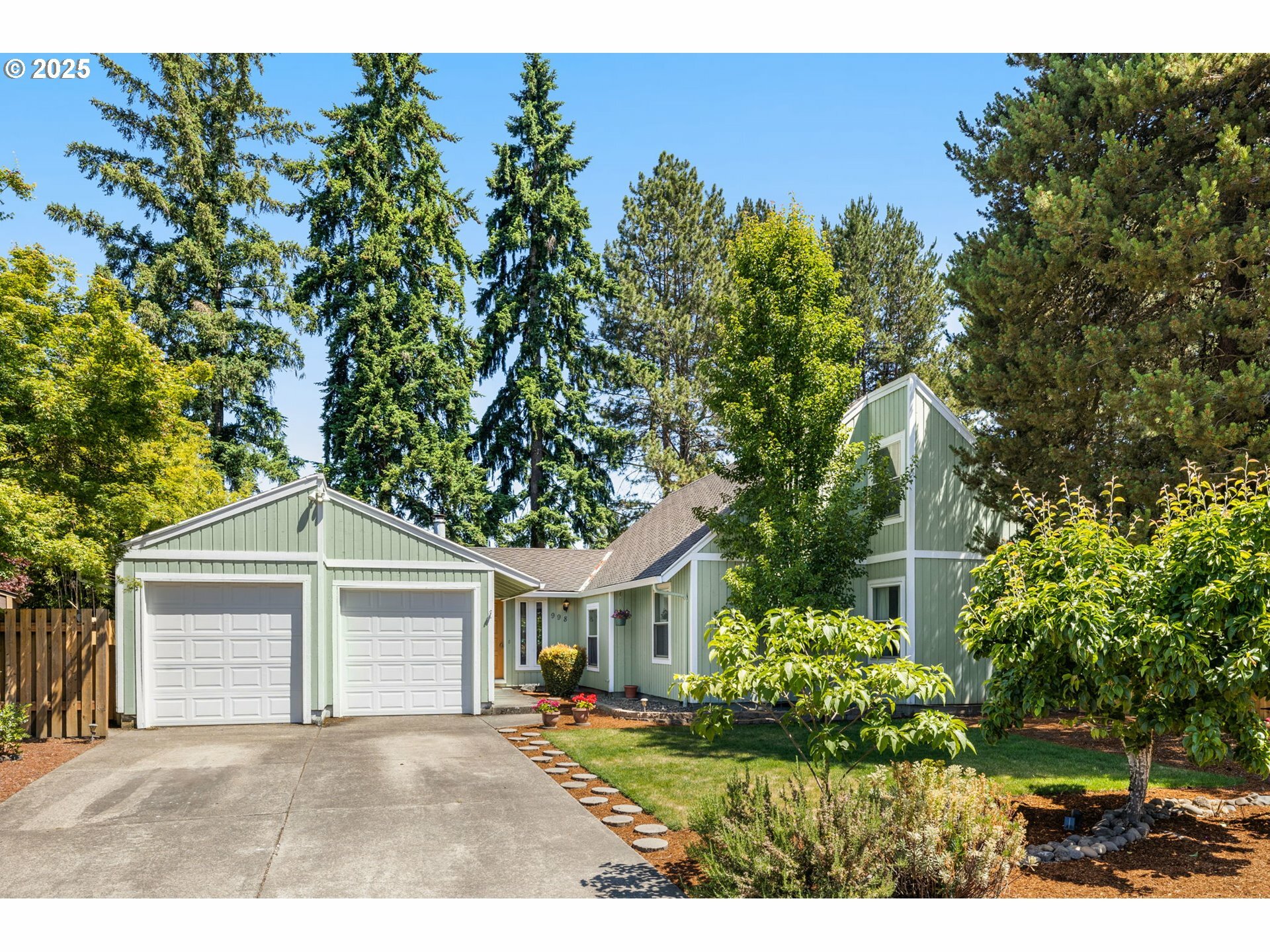 Property Photo: 998 NE Baldwin Dr OR 97124