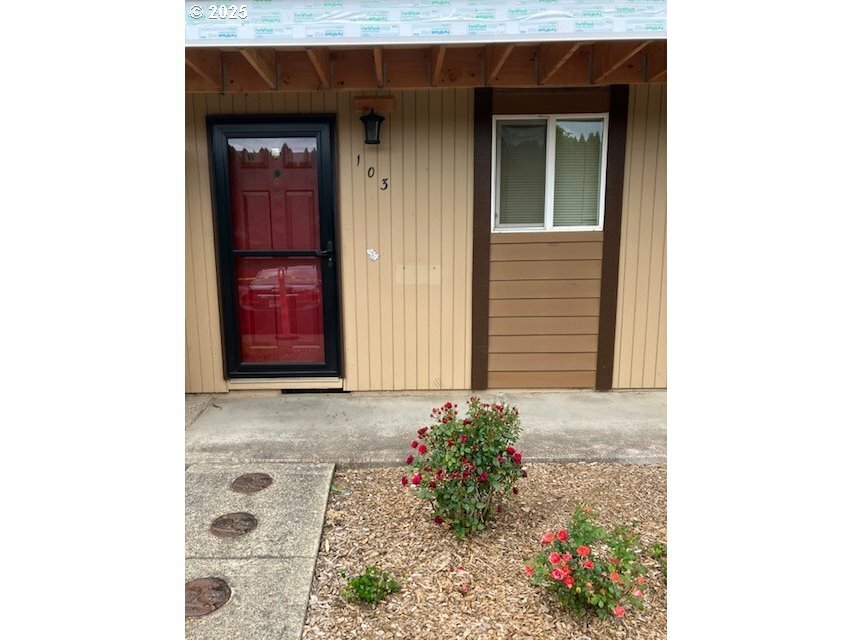 Property Photo: 3404 19th Ave 103 OR 97116