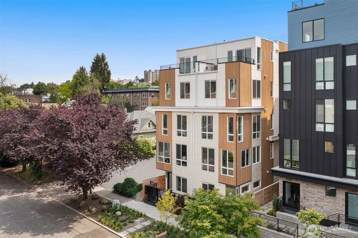 Property Photo:  222 B  10th Avenue E  WA 98102 