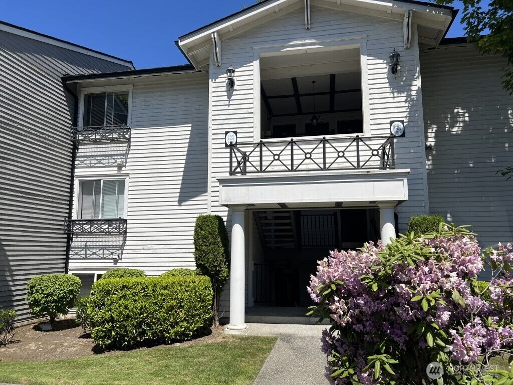 Property Photo:  15415  35th Avenue W E103  WA 98087 