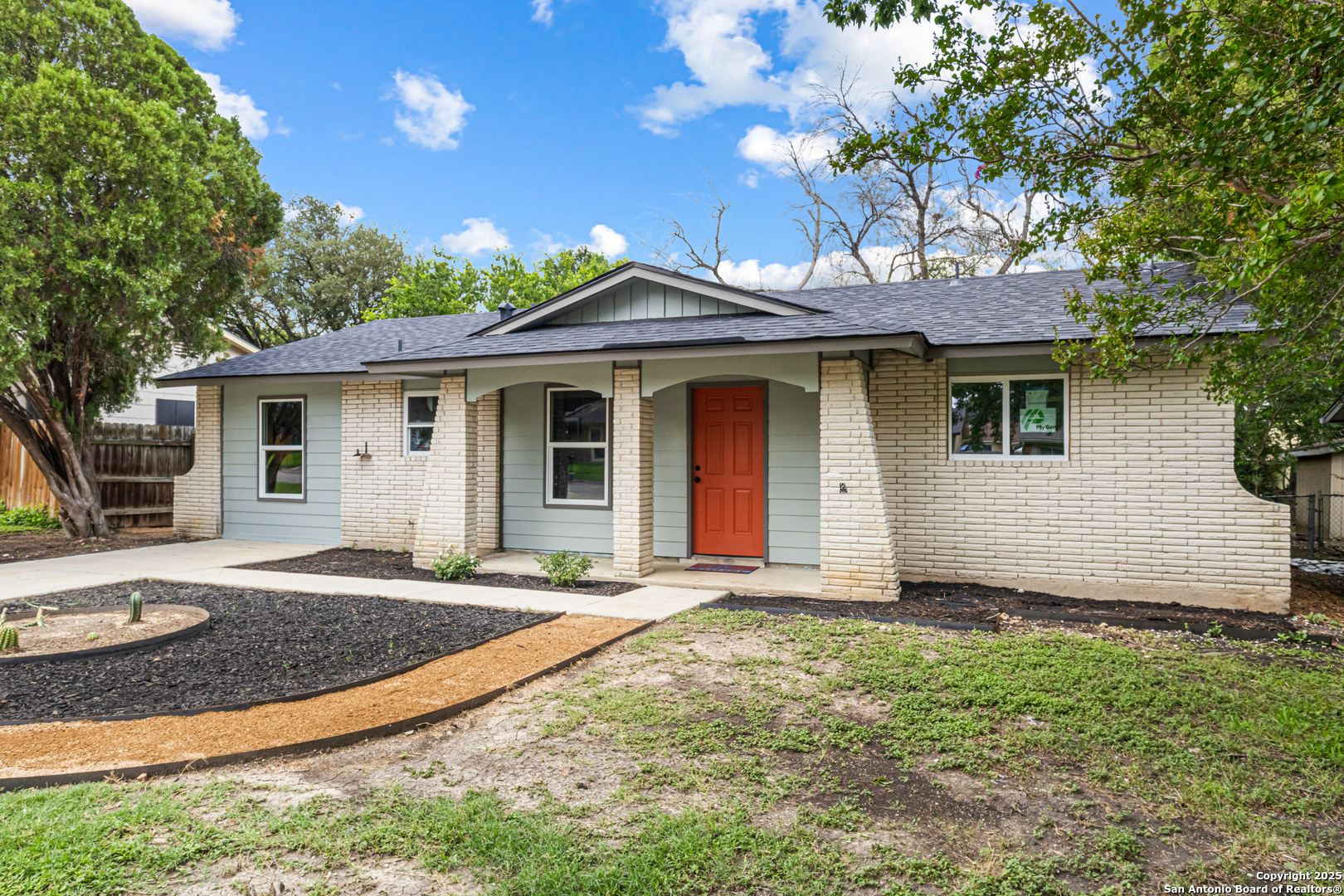 Property Photo: 112 Meadow Way TX 78109