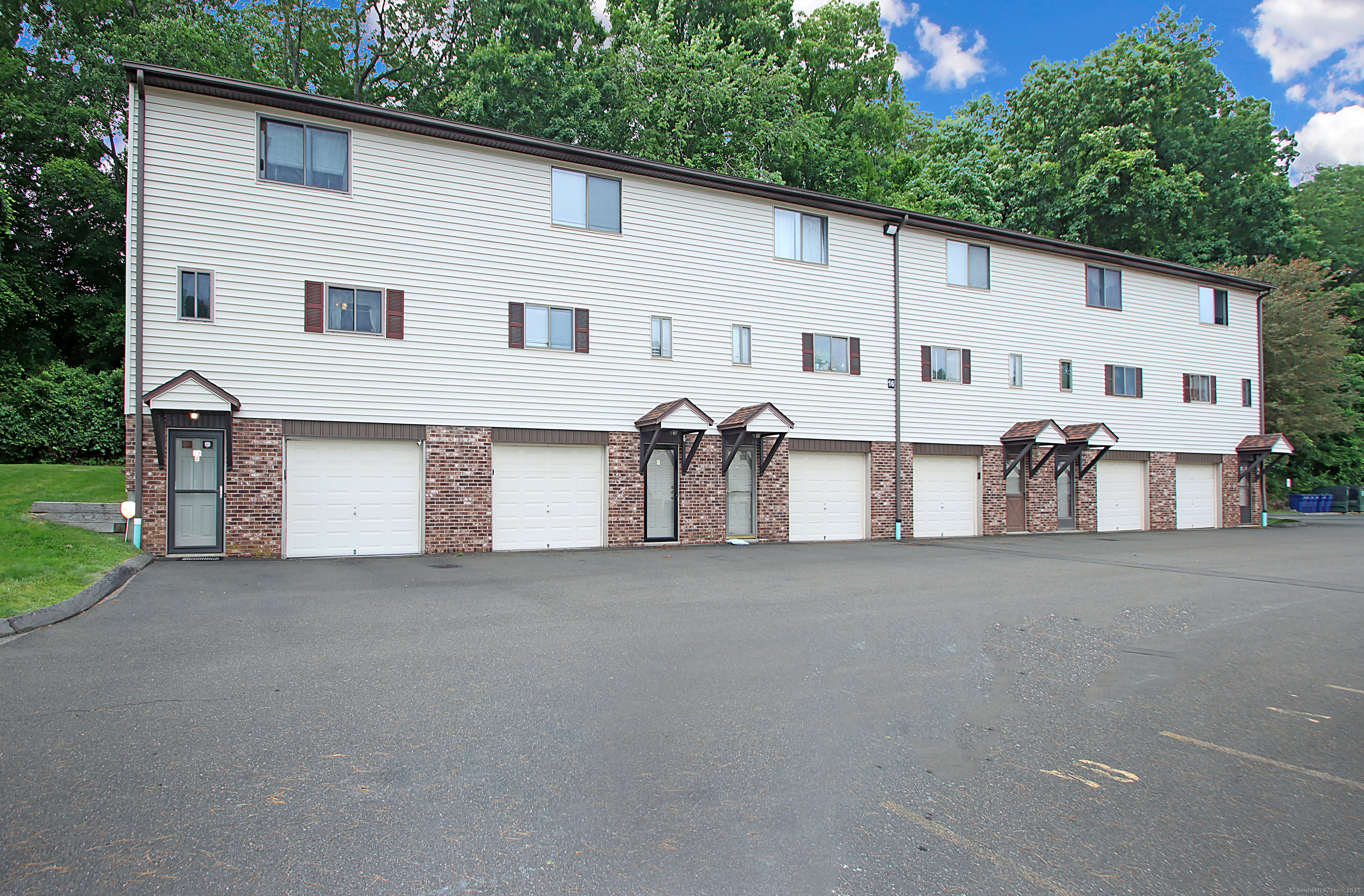Property Photo: 140 Thompson Street Apt 16A CT 06513