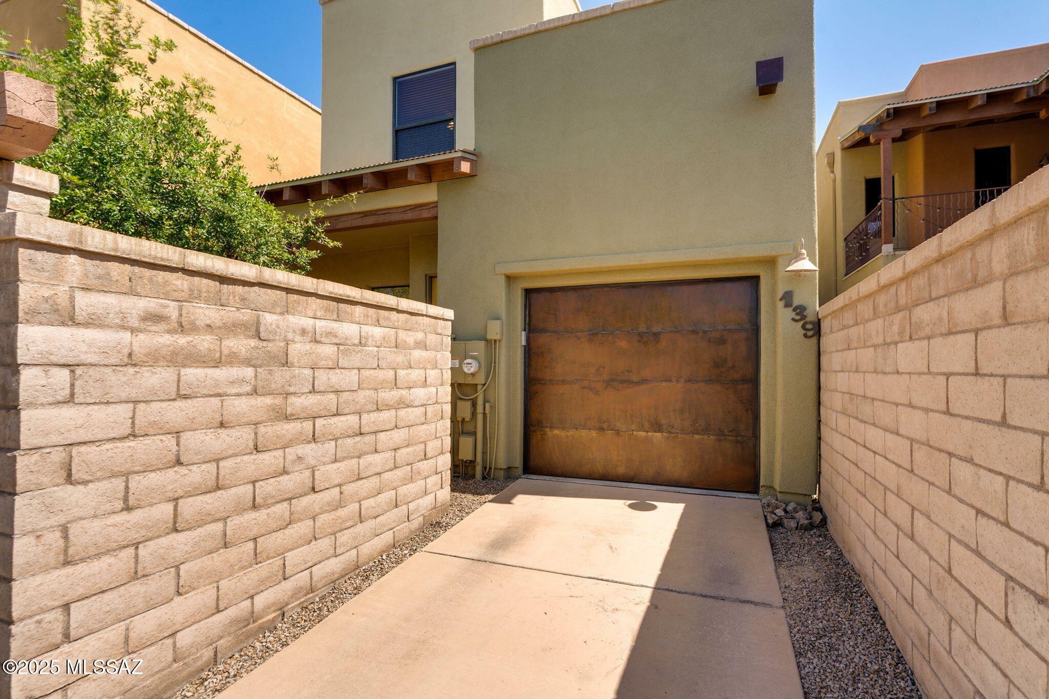 Property Photo: 139 E Castlefield Circle AZ 85704
