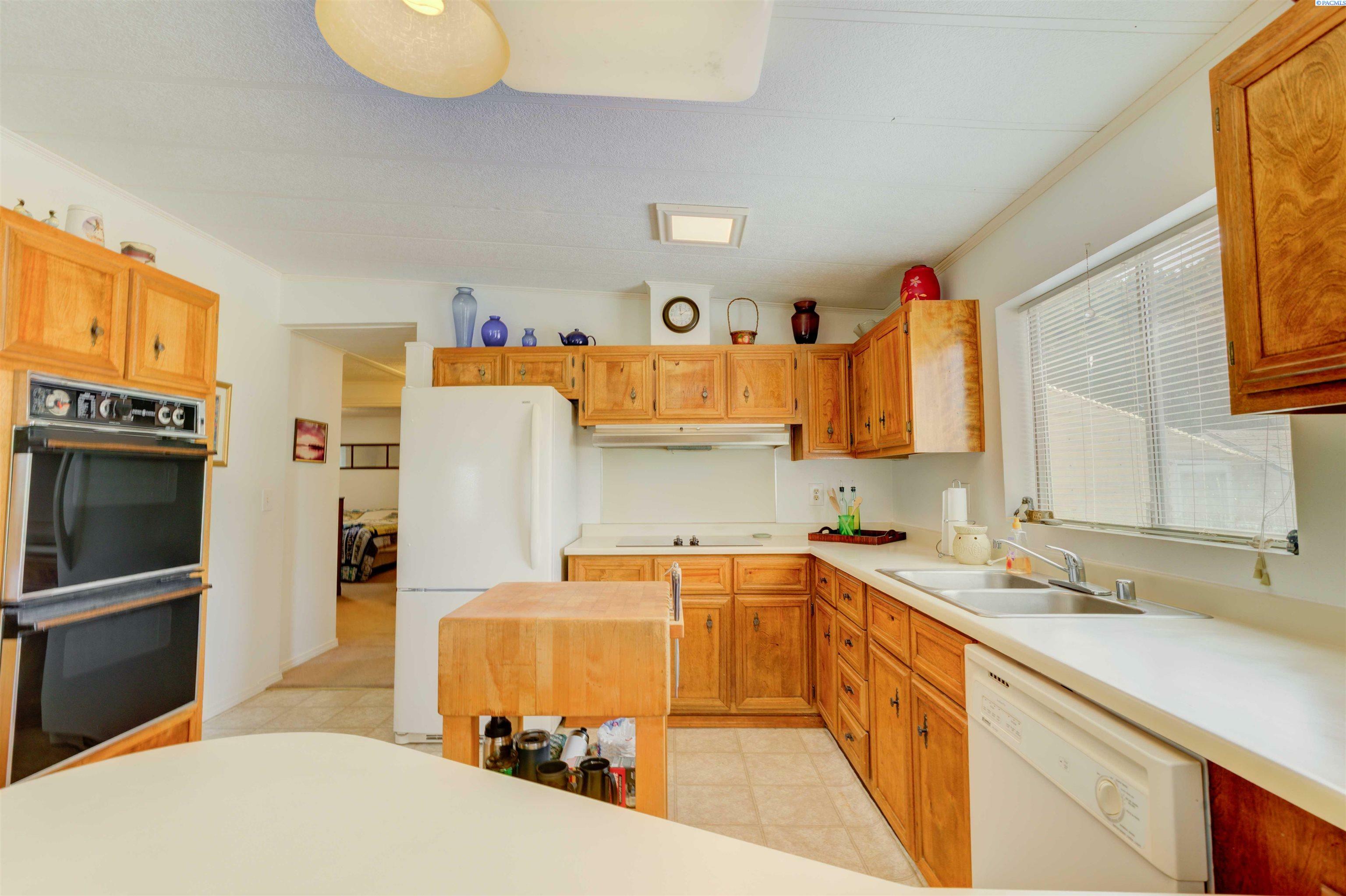 Property Photo: 75509 N SR 225 WA 99320