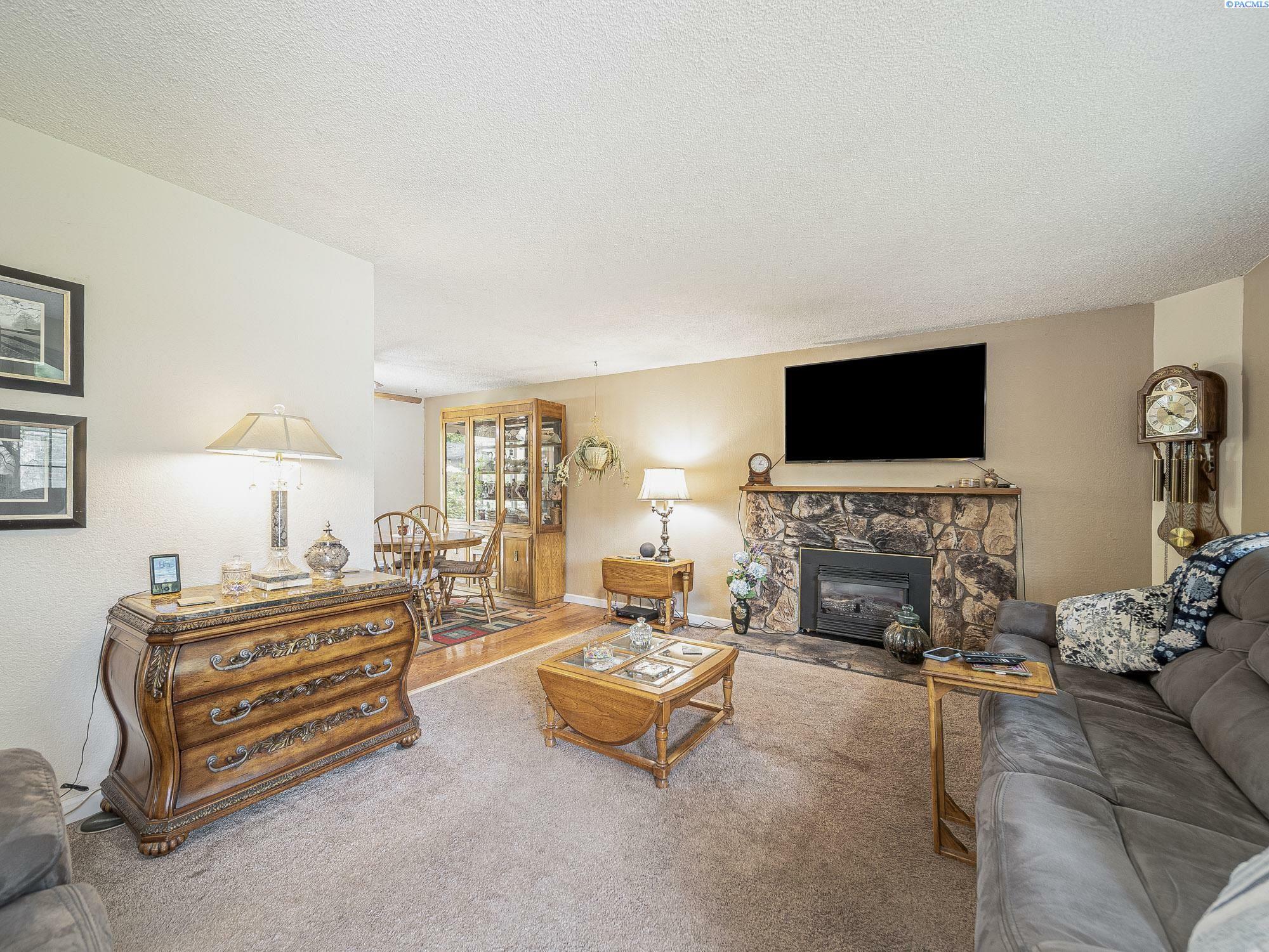 Property Photo: 902 W 44th Pl WA 99337-4522