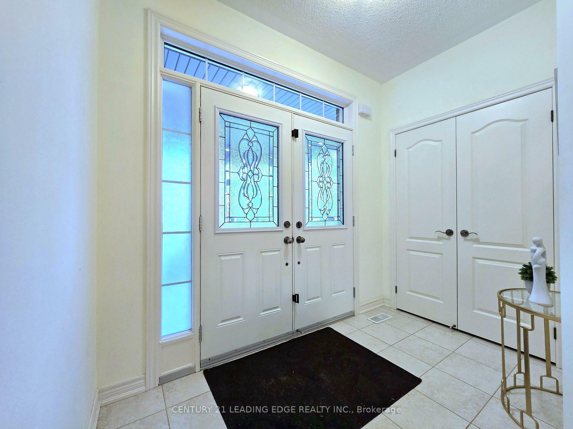Property Photo: 6 Castleglen Boulevard ON L6C 0A8