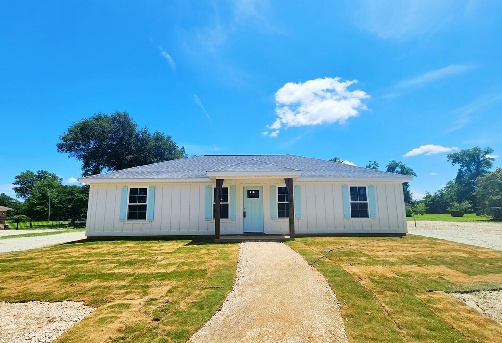Property Photo: 830 Holly Dr GA 31705