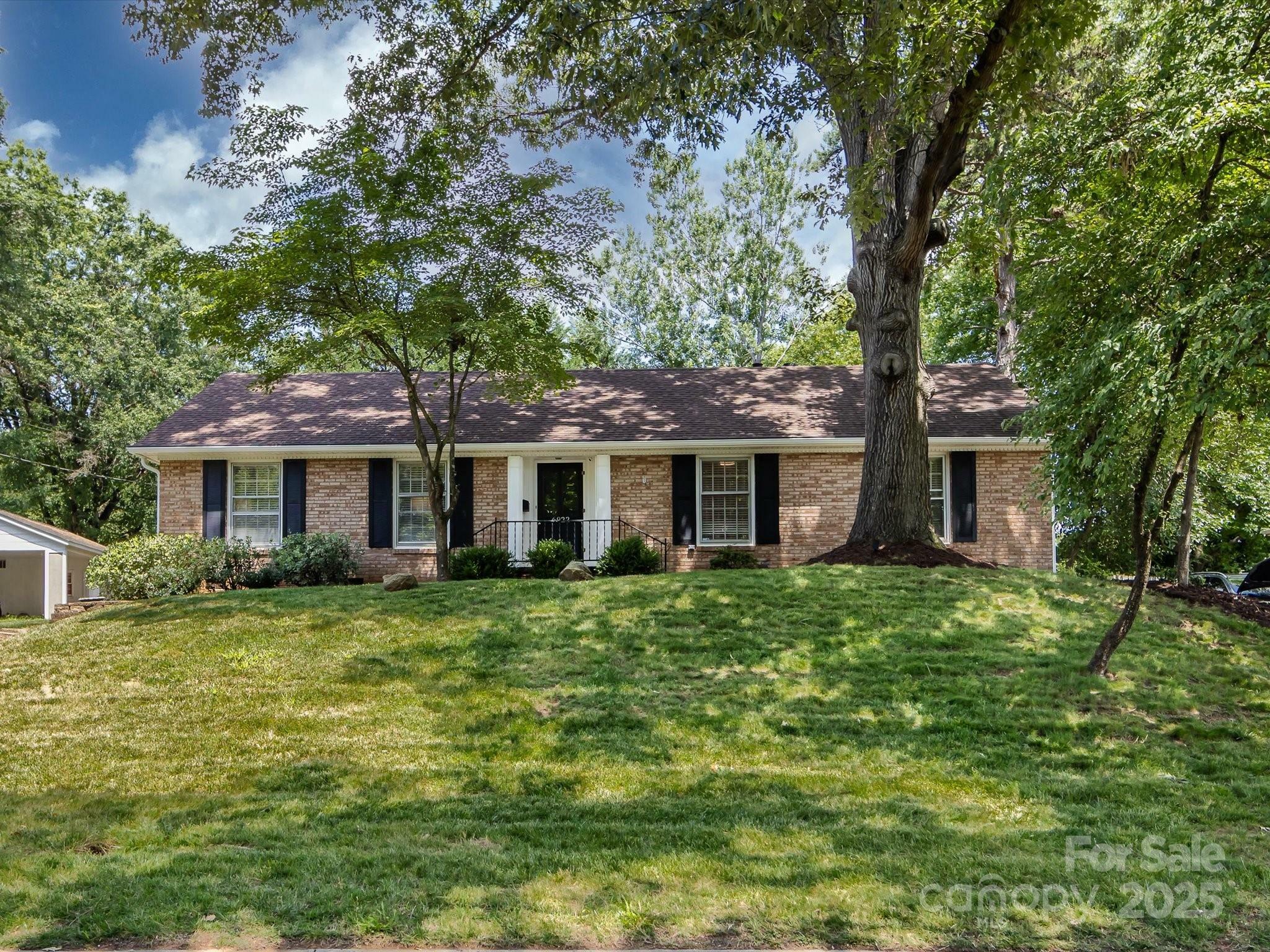 Property Photo: 6922 Woodstock Drive NC 28210