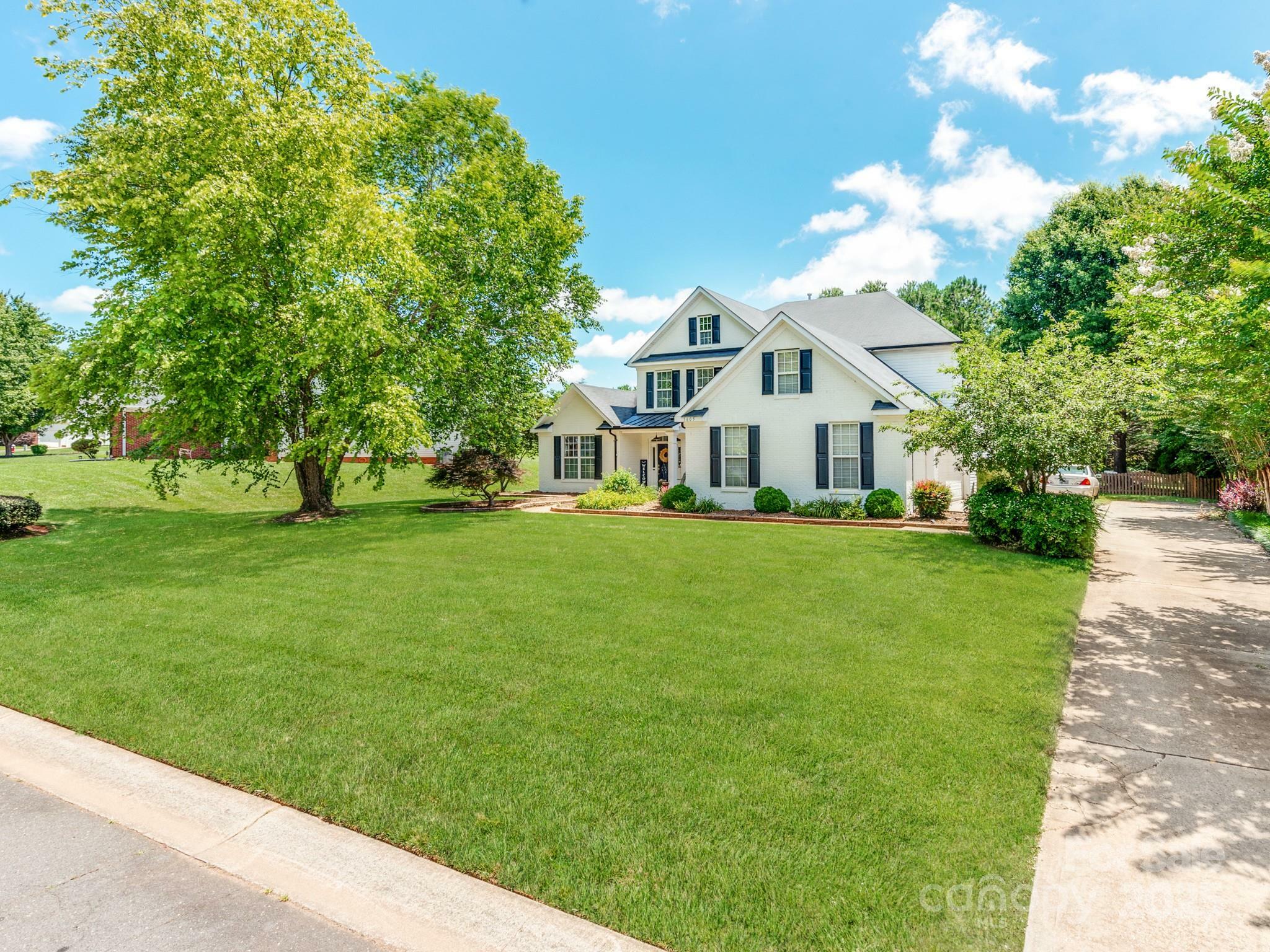 Property Photo: 1605 Ambergate Drive NC 28173