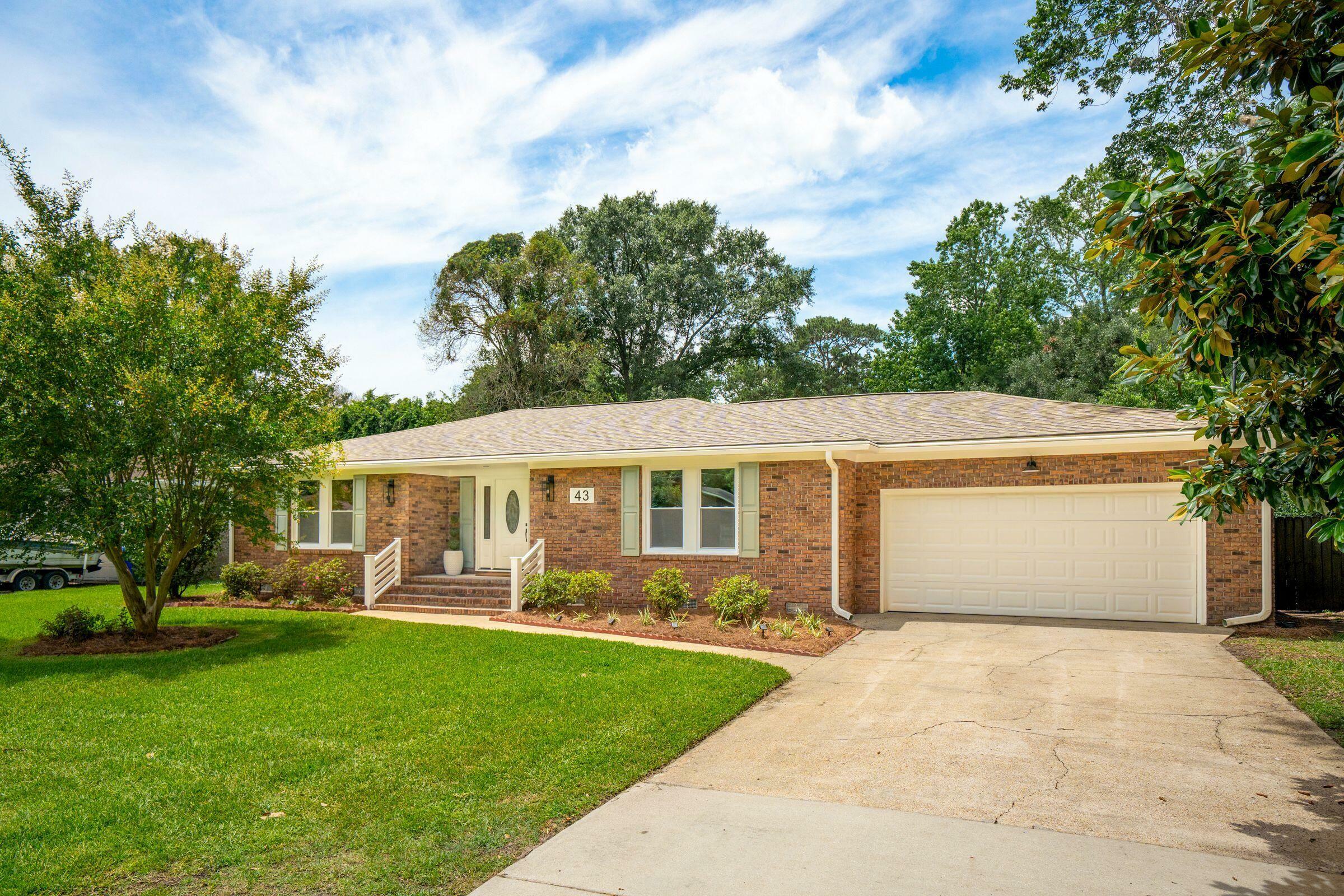 Property Photo: 43 Heathwood Drive SC 29407