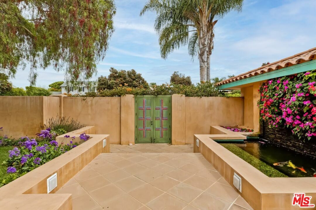 Property Photo: 401 Alma Real Dr CA 90272