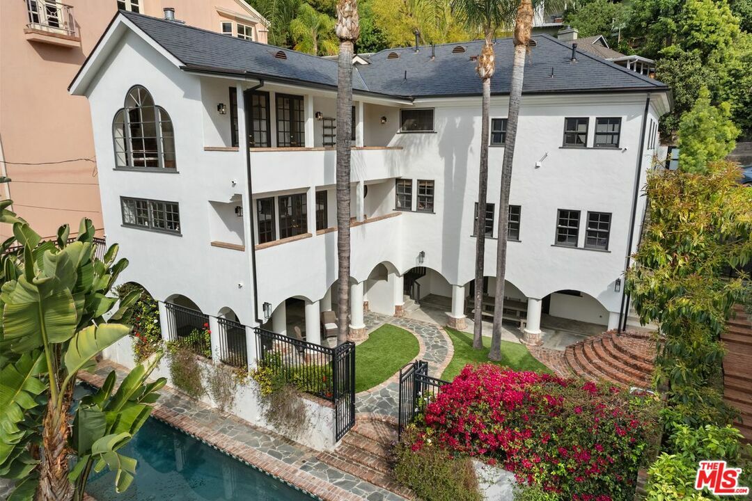 Property Photo: 15257 Encanto Dr CA 91403