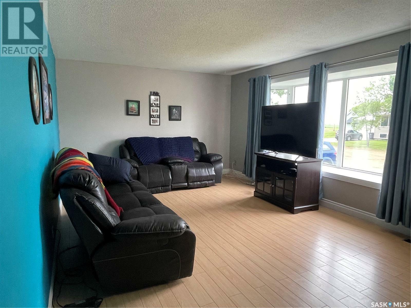 Property Photo: 521 Tiverton Avenue SK S0C 2L0