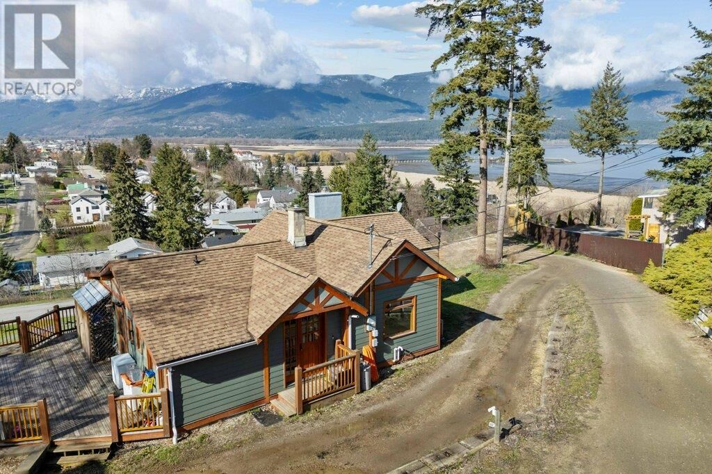 Photo de la propriété:  1321 10 Avenue Northeast  BC V1E 2V6 