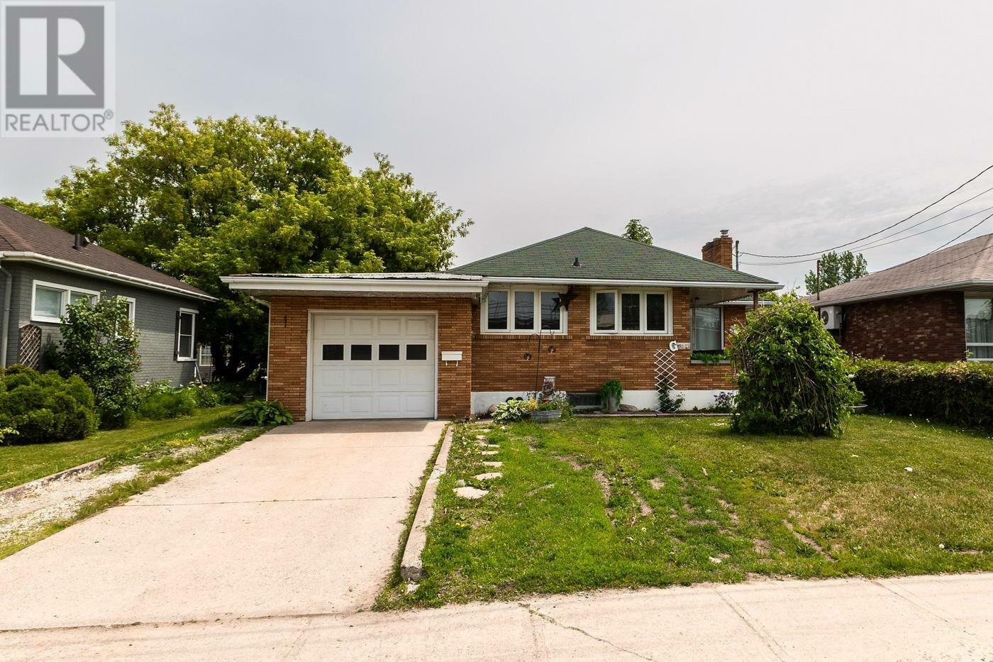 Property Photo: 314 Lake St ON P6A 4B4