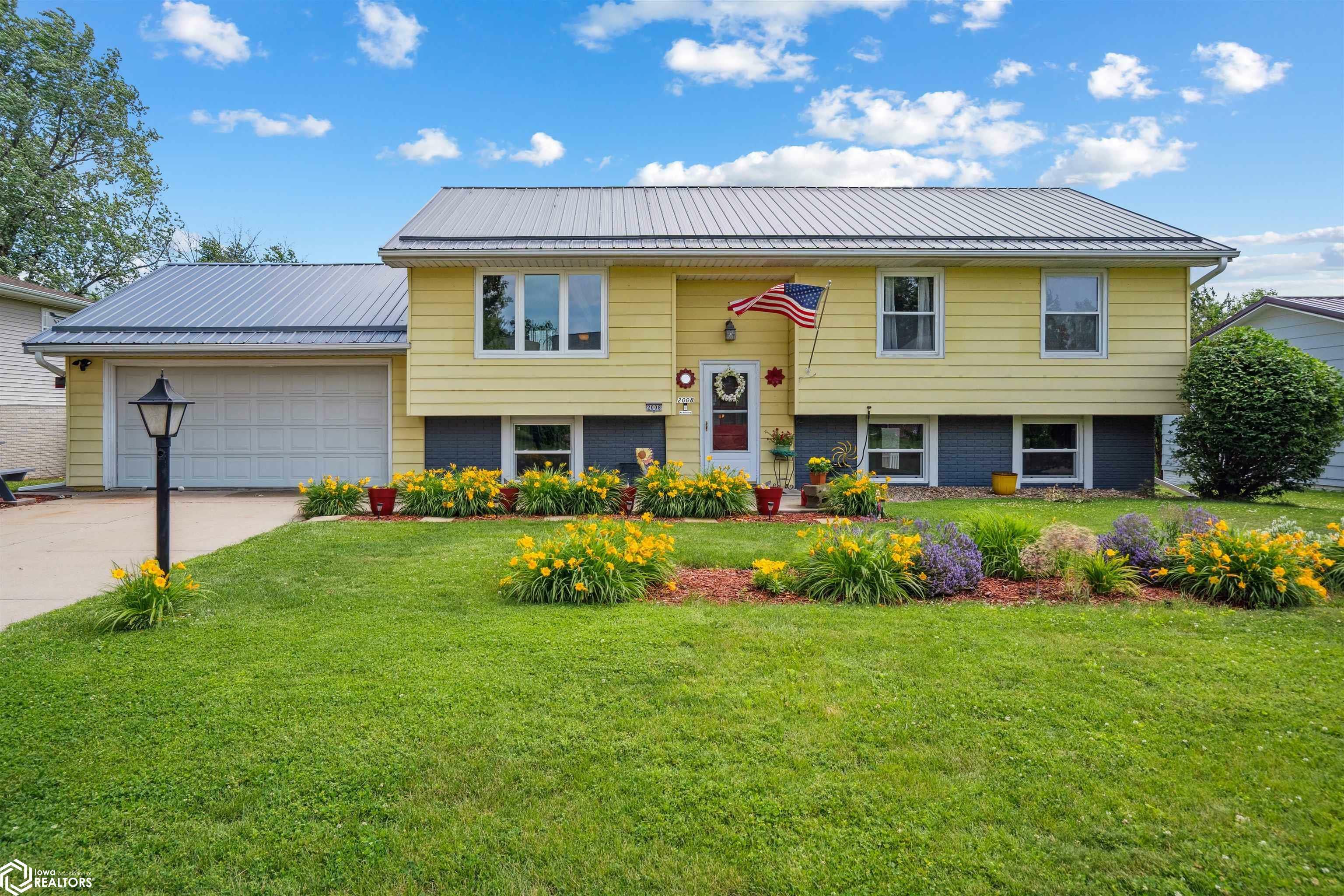 Property Photo: 2008 S 4th Avenue IA 50158