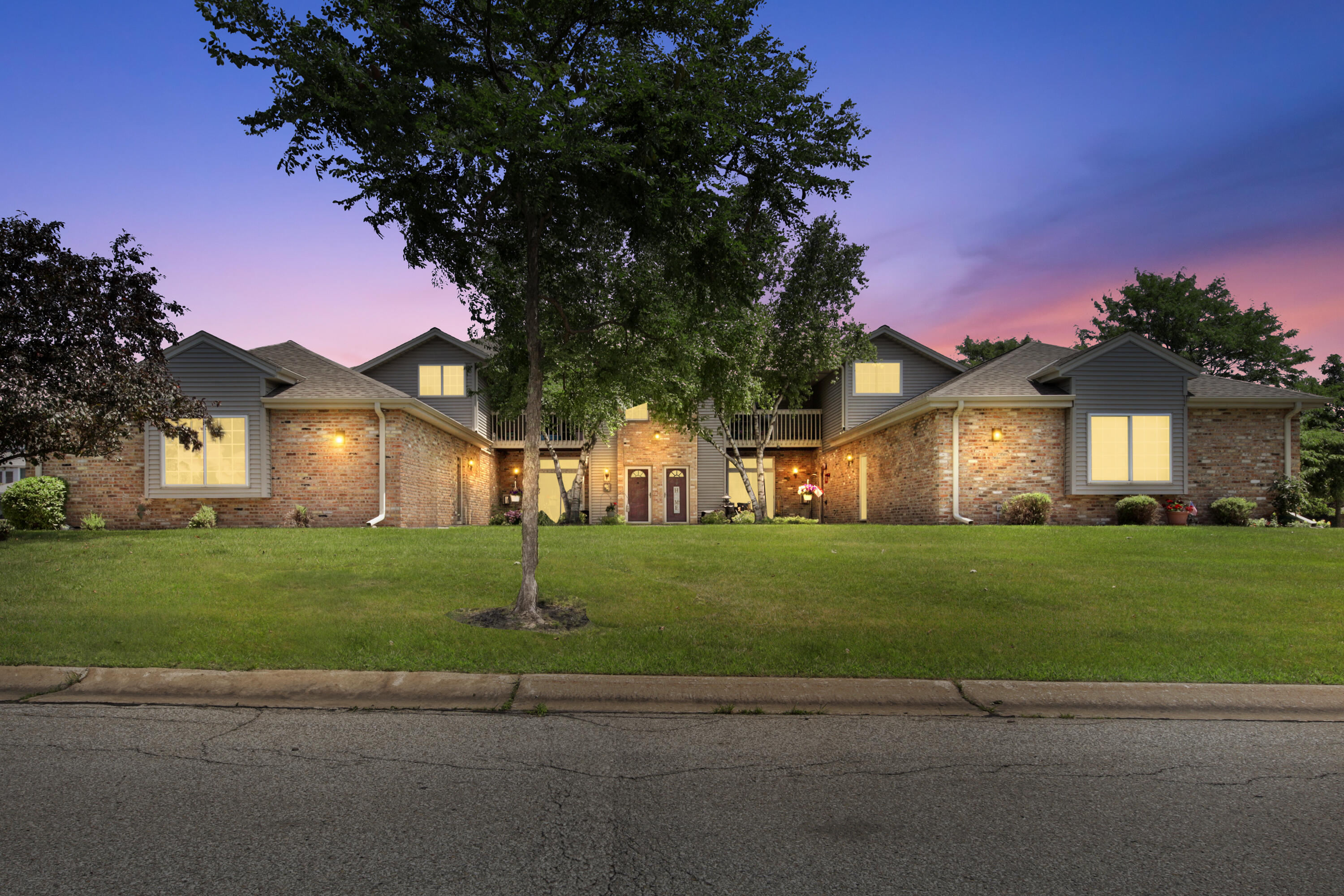 Property Photo: 210 W Oak Leaf Dr 2 WI 53154