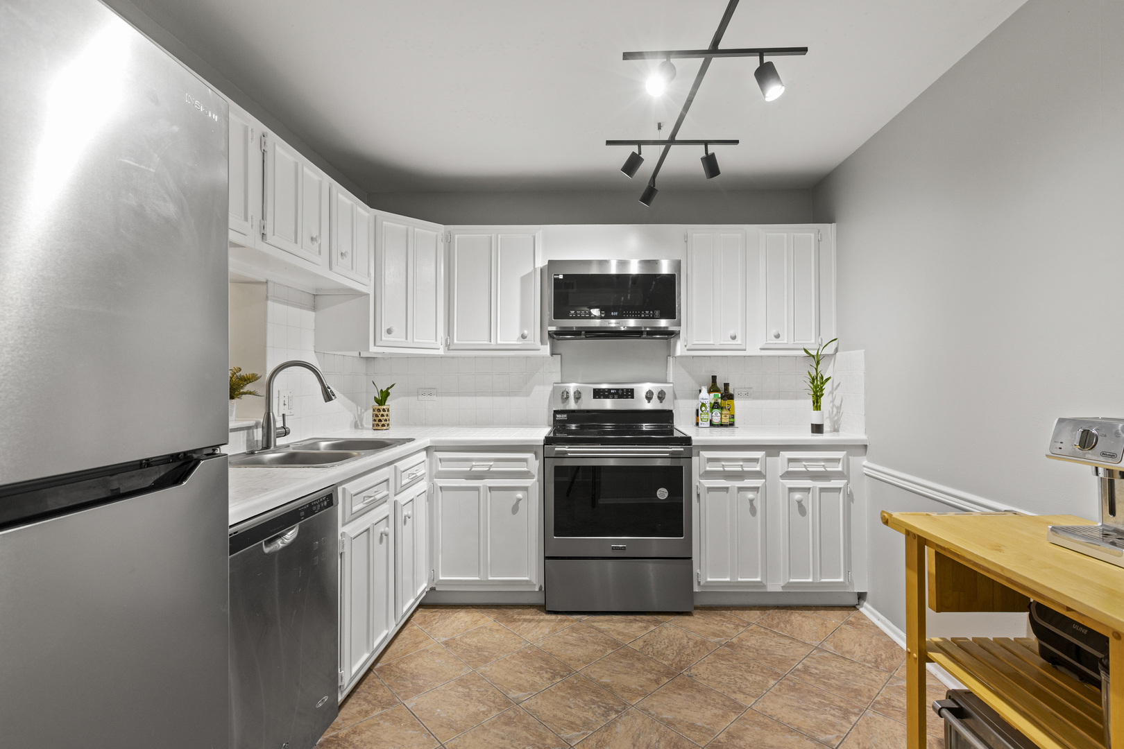 Property Photo: 1255 N Sterling Avenue 106 IL 60067