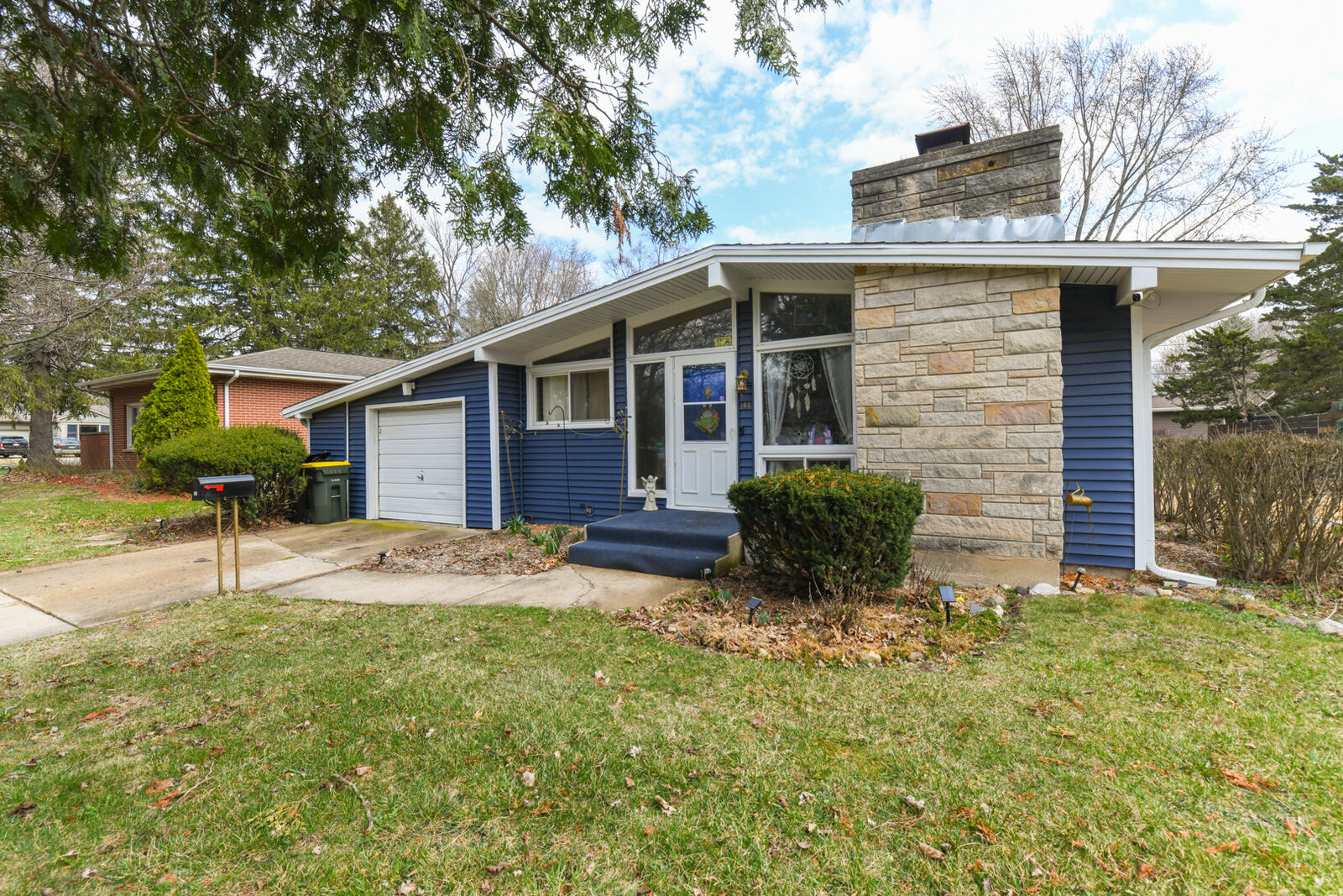 Property Photo:  144 Crestwood Drive  IL 60118 