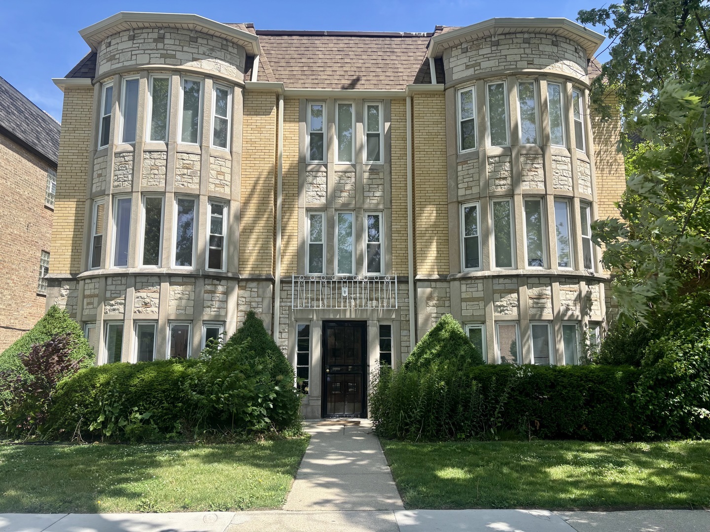 Property Photo: 6658 W Devon Avenue 1E IL 60631