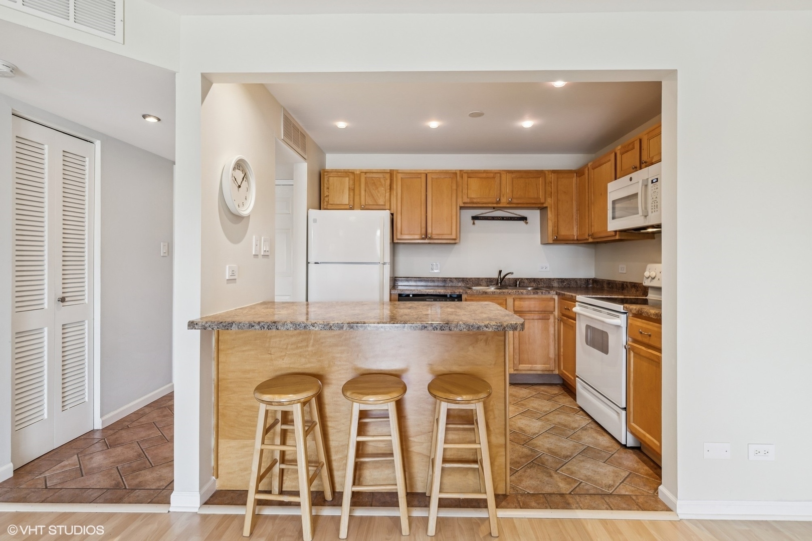 Property Photo: 910 Beau Drive 211 IL 60016