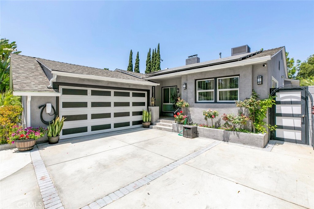 Property Photo: 15409 Wyandotte Street CA 91406