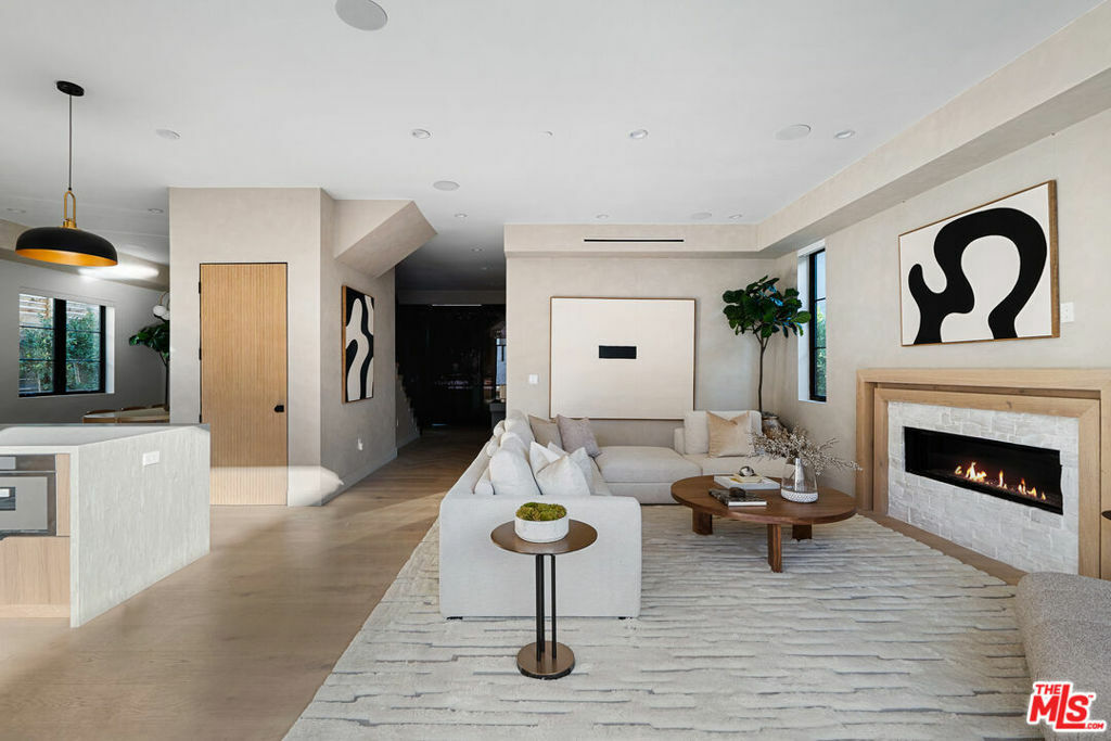 Property Photo: 1717 Courtney Avenue CA 90046