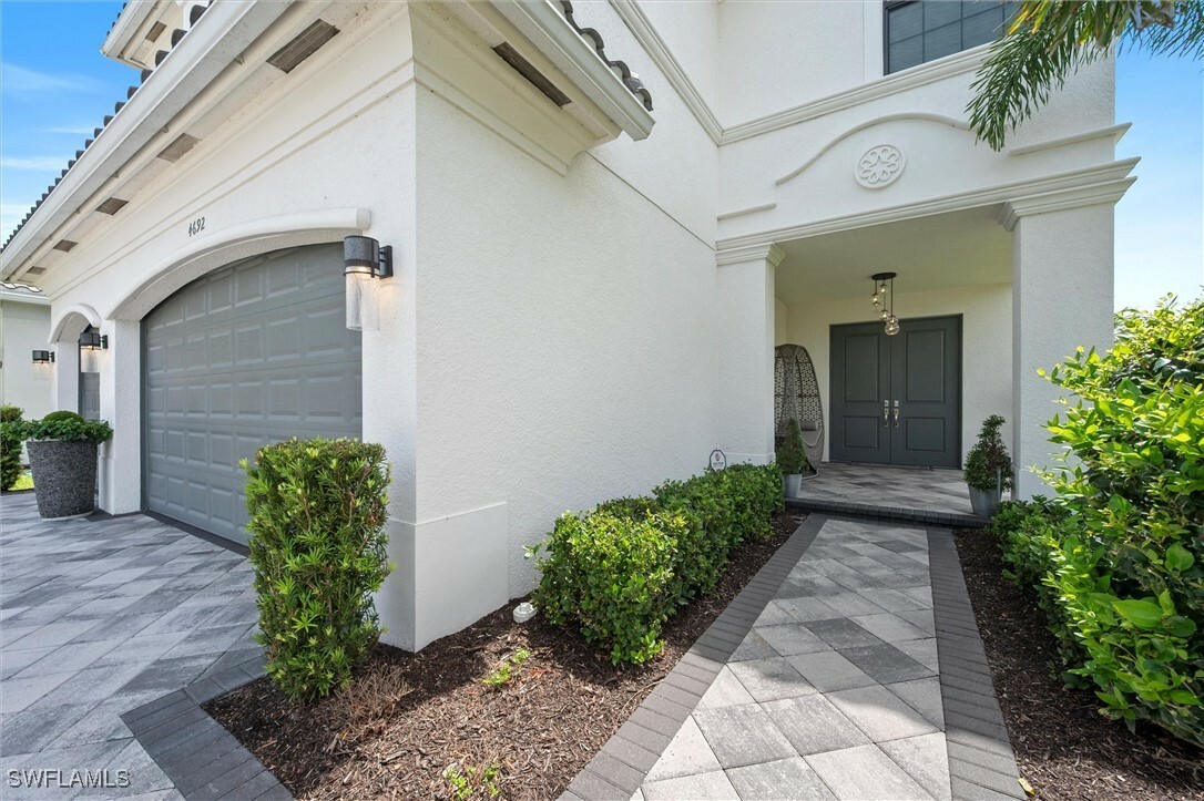 Property Photo: 4692 Kensington Circle FL 34119