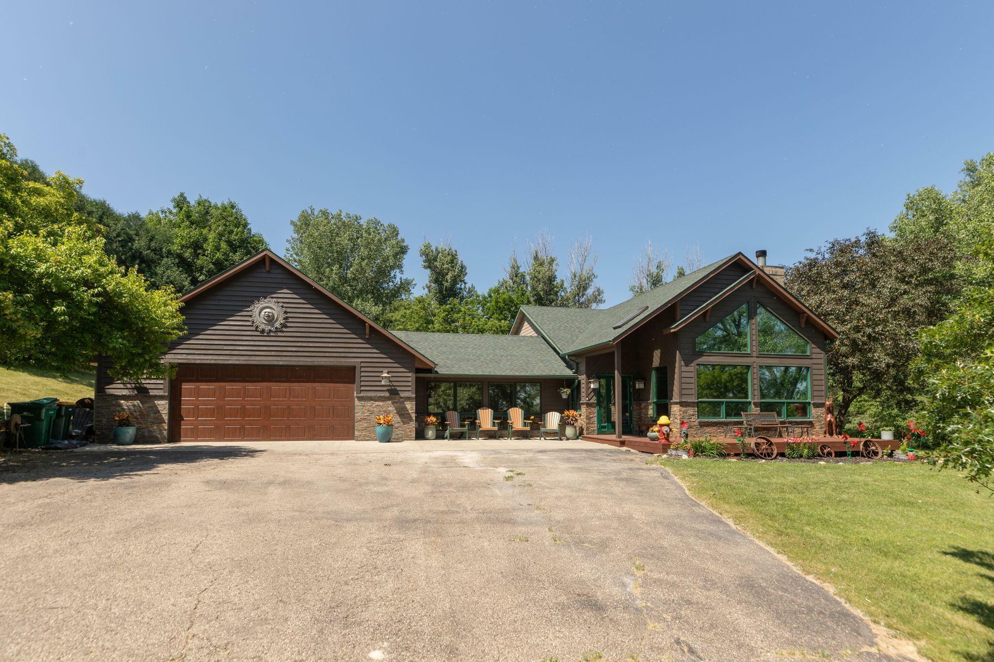Property Photo:  175 6th Lane NE  MN 55960 