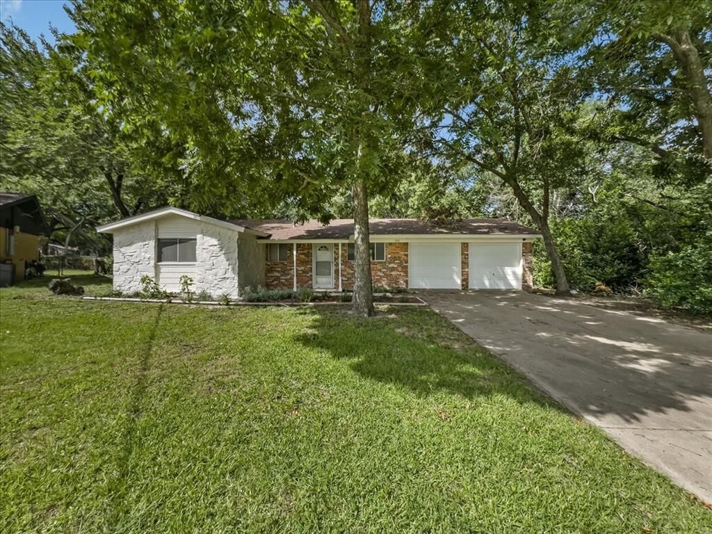 Property Photo: 202 E Rentz Street TX 76086