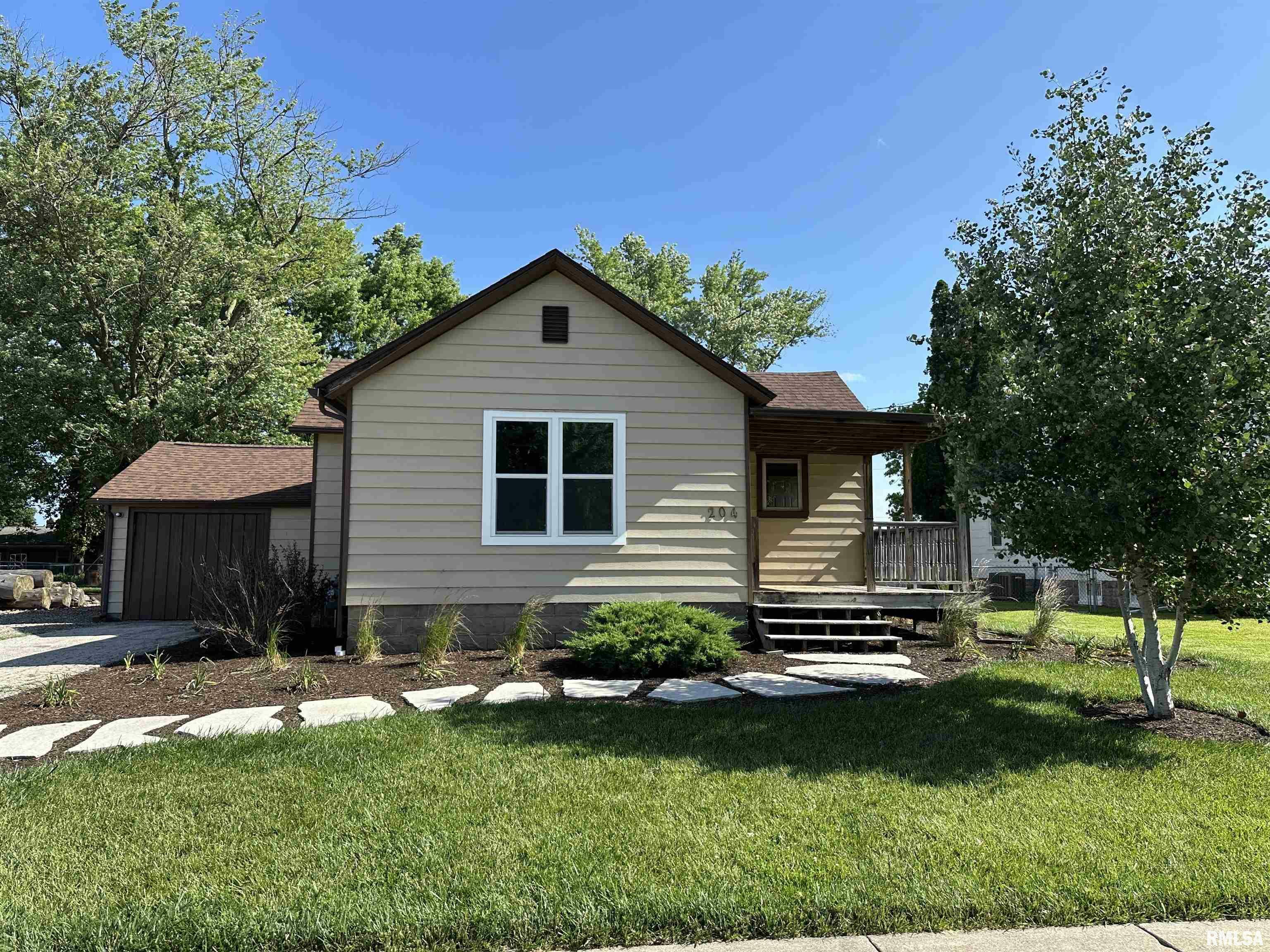 Property Photo: 204 W Robinson Street IL 61742