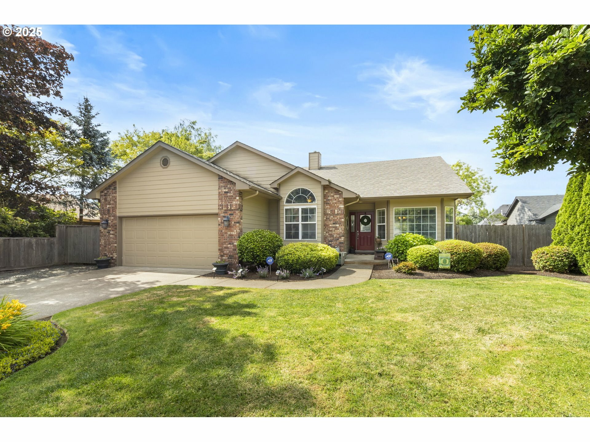 Property Photo: 1537 W 13th Ave OR 97448