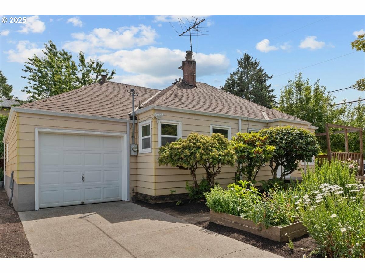 Property Photo: 8604 SE Yamhill St OR 97216