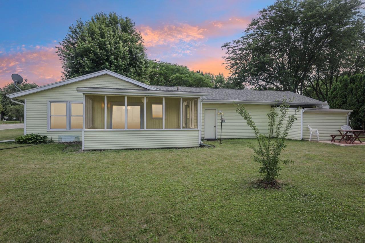 Property Photo: 1552 Johnson Street WI 53589