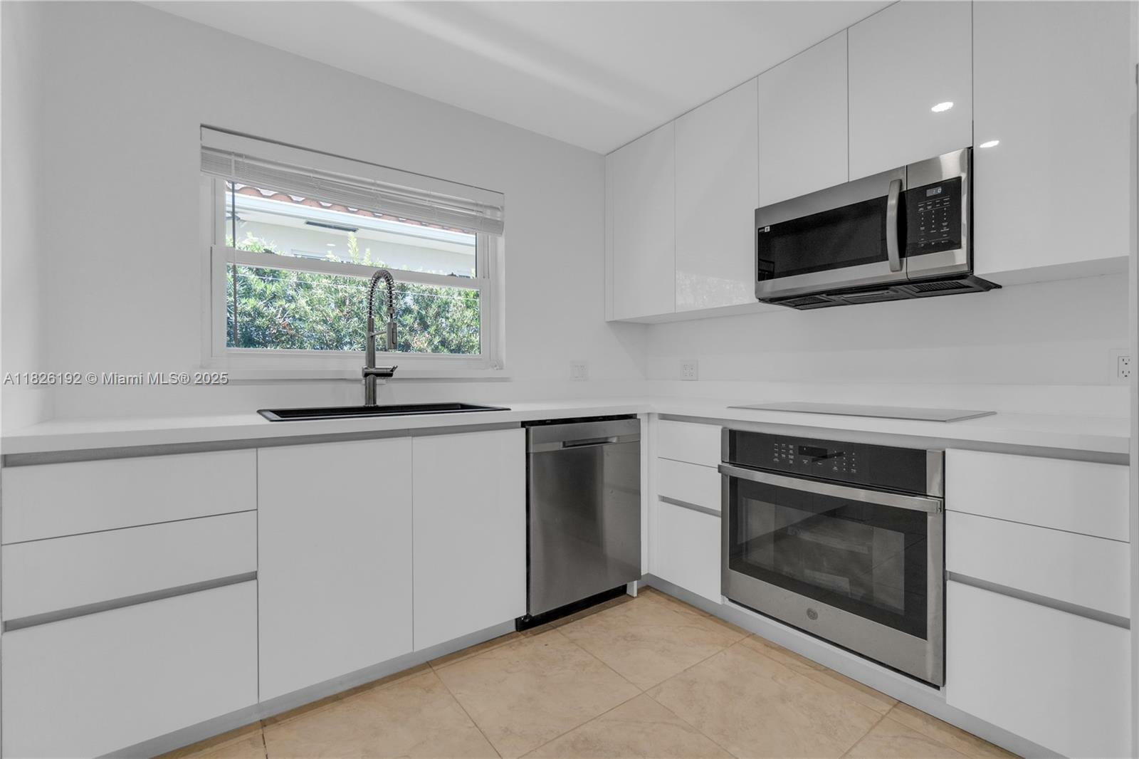 Property Photo: 806 NE 4th St 0 FL 33009