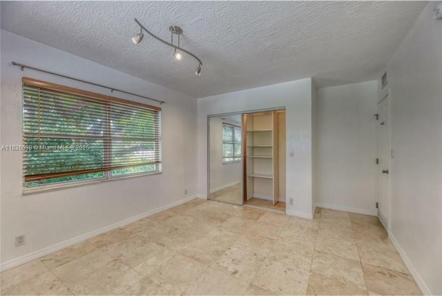 Property Photo: 530 NE 15th Ct 6 FL 33304