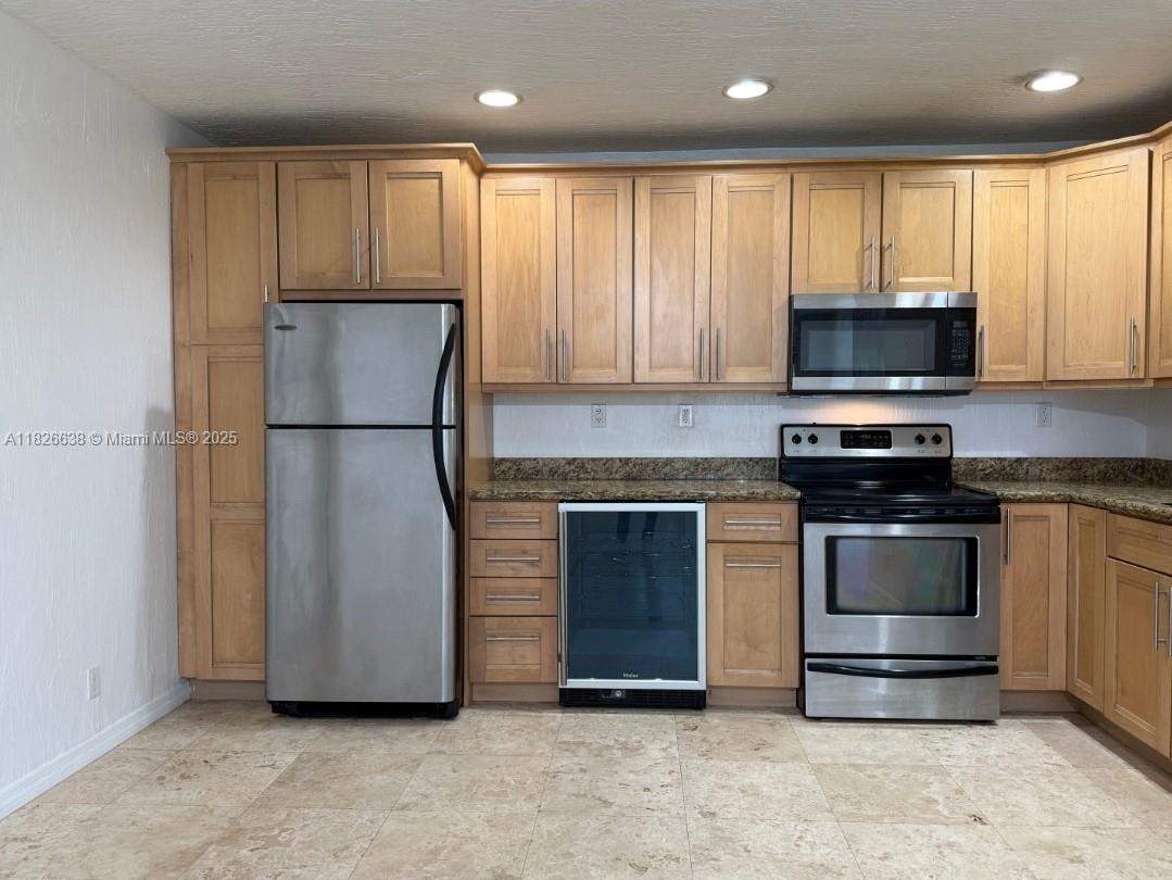 Property Photo:  530 NE 15th Ct 6  FL 33304 