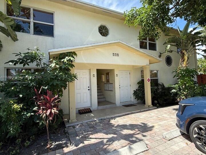 Property Photo:  530 NE 15th Ct 6  FL 33304 