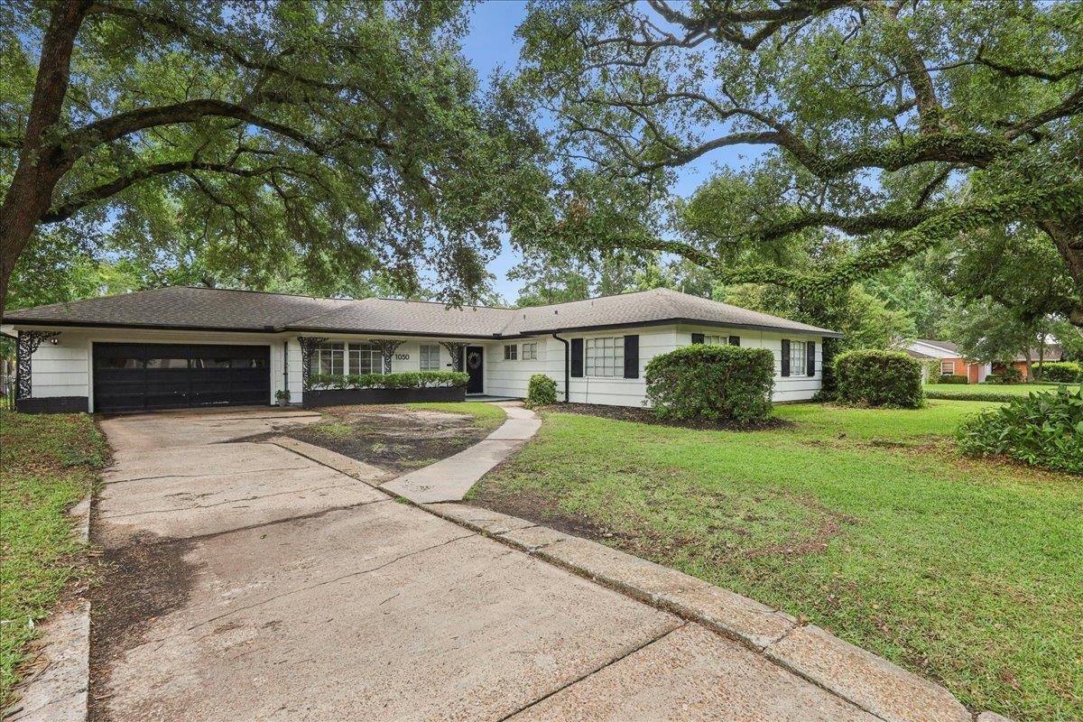 Property Photo: 1050 N 23rd TX 77706