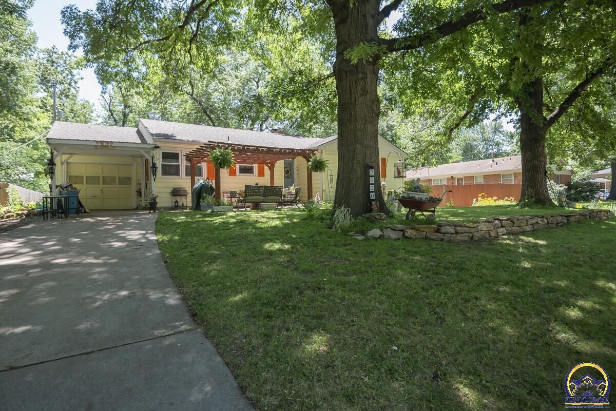 Property Photo:  2920 SW Lane St  KS 66611 