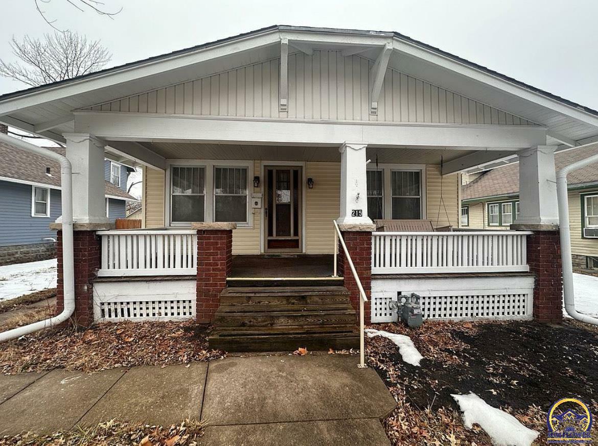 Property Photo: 215 SW Kendall Ave KS 66606-1279