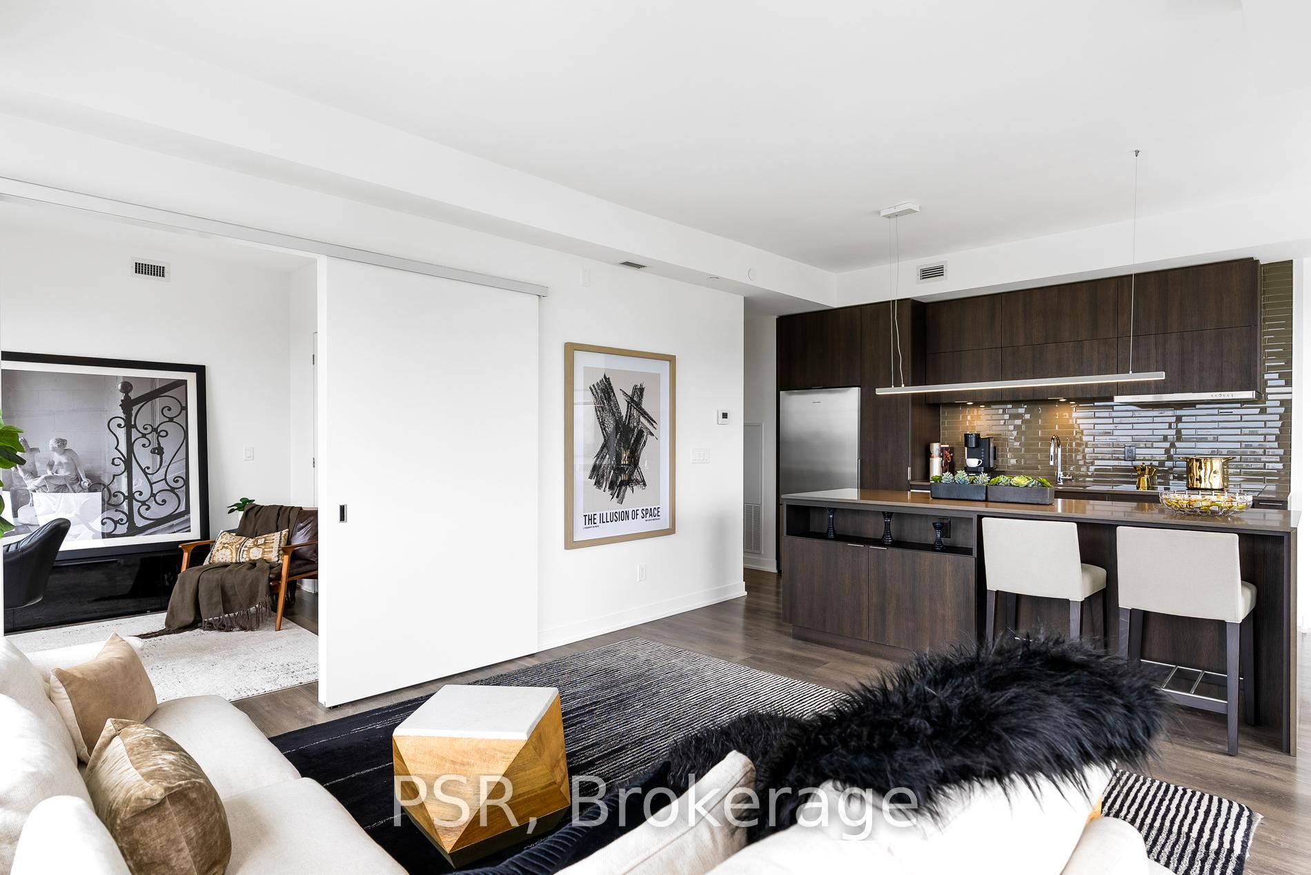 Property Photo: 2 St Thomas Street 2106 ON M5S 2Z1