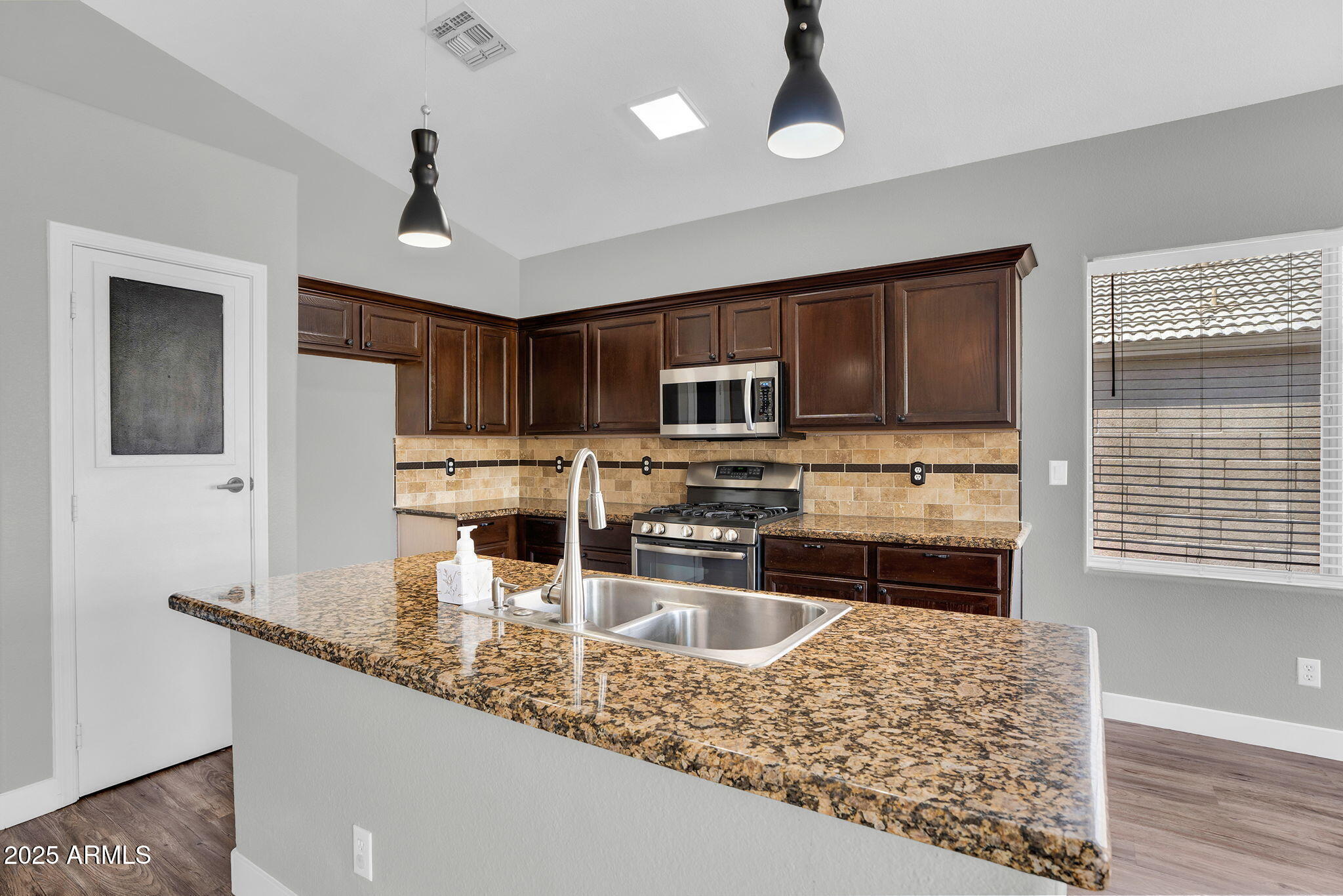 Property Photo: 1332 W Blue Ridge Court AZ 85248
