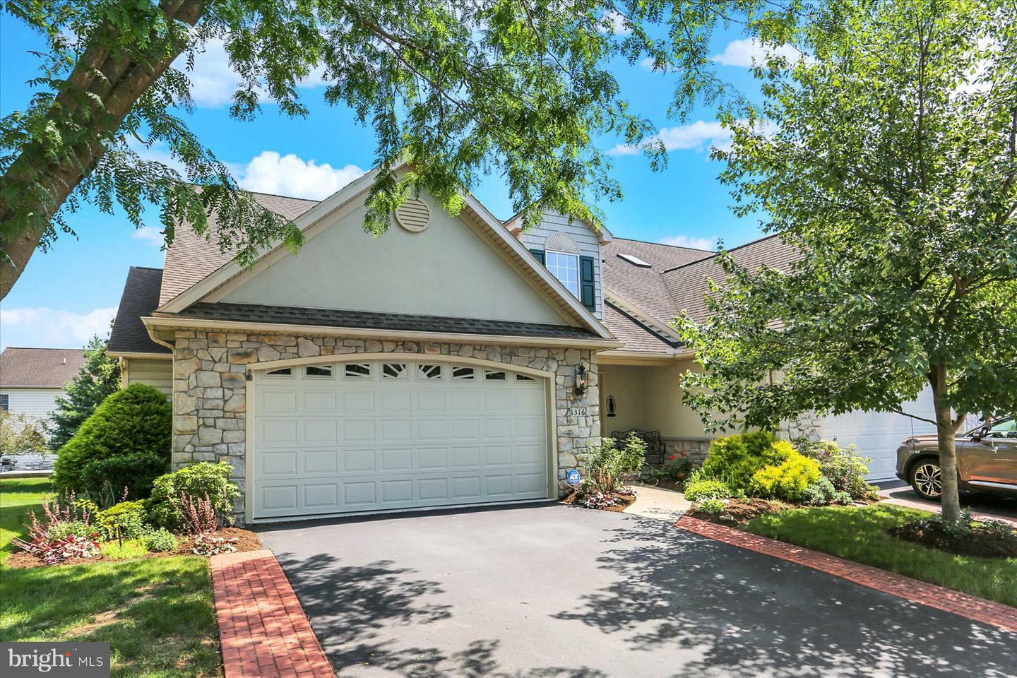 Property Photo: 1316 Willow Creek Drive PA 17552
