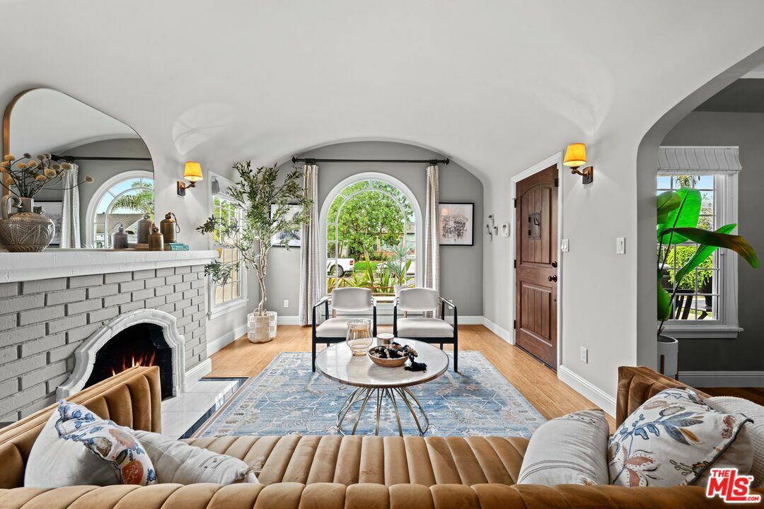 Property Photo:  2628 Reynier Ave  CA 90034 