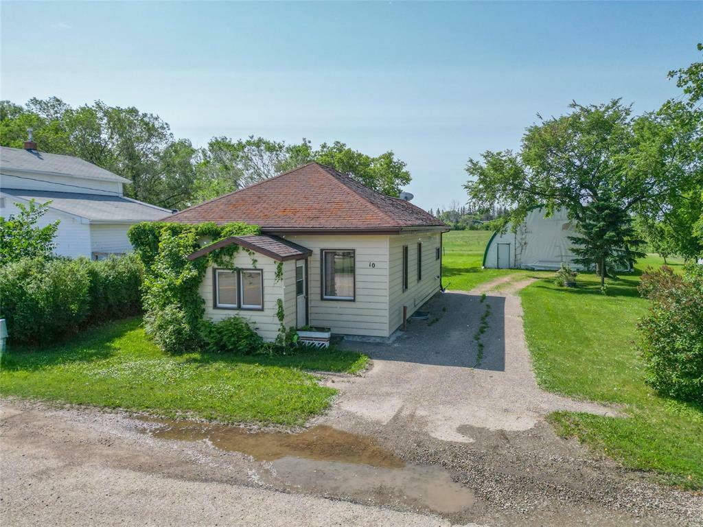 Property Photo: 10 Kendrick Street MB R0K 0W0