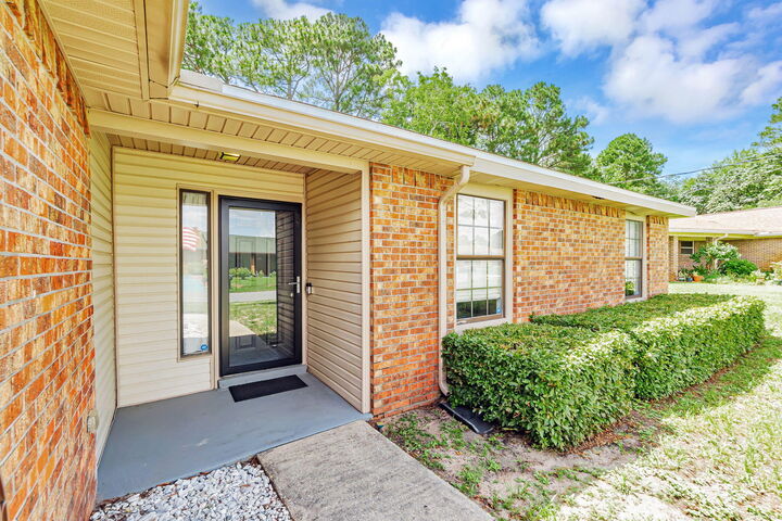 Property Photo: 225 Seville Circle FL 32569